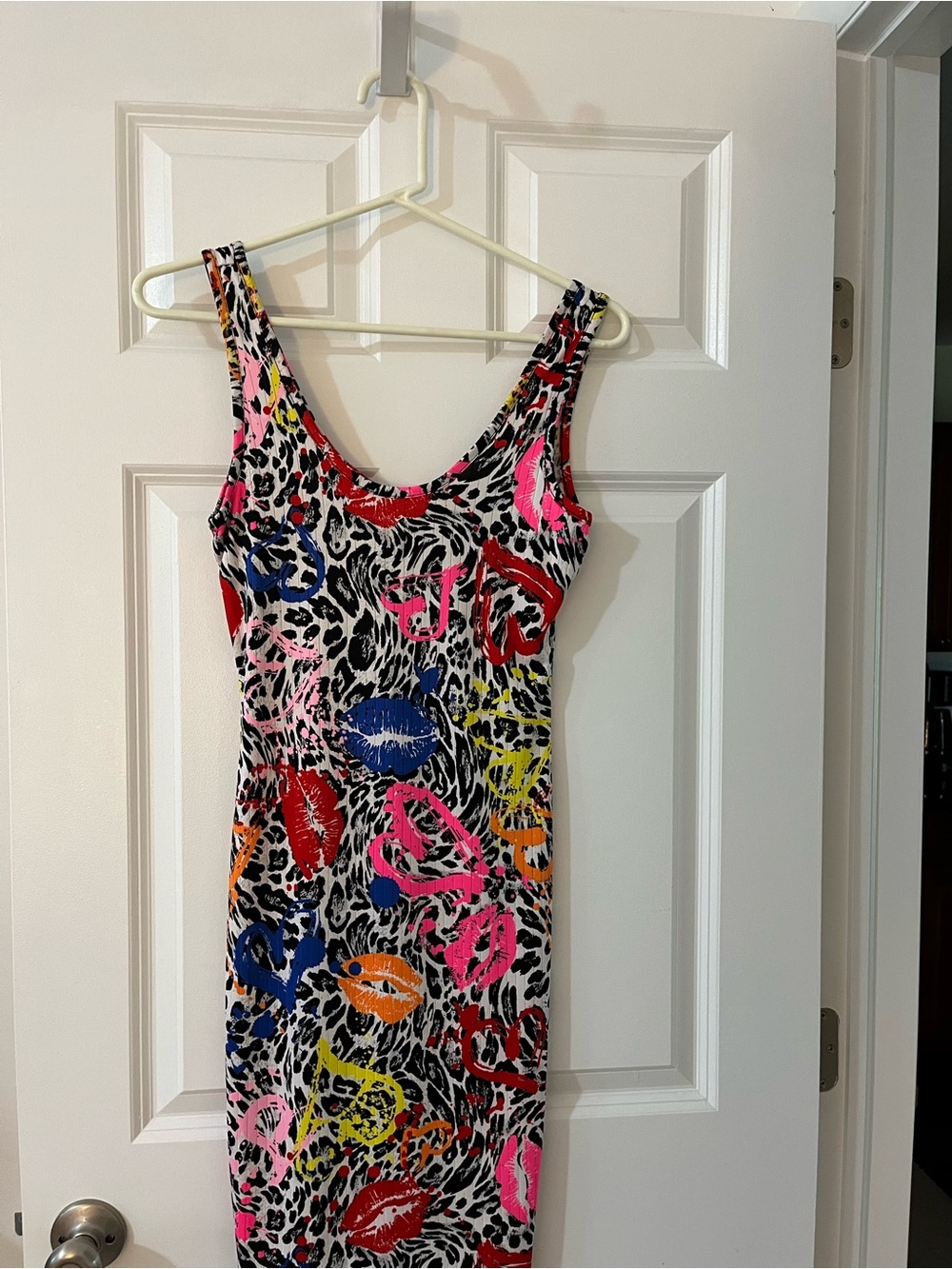 Sleeveless Multicolor Lip-Print Bodycon Mini Dress